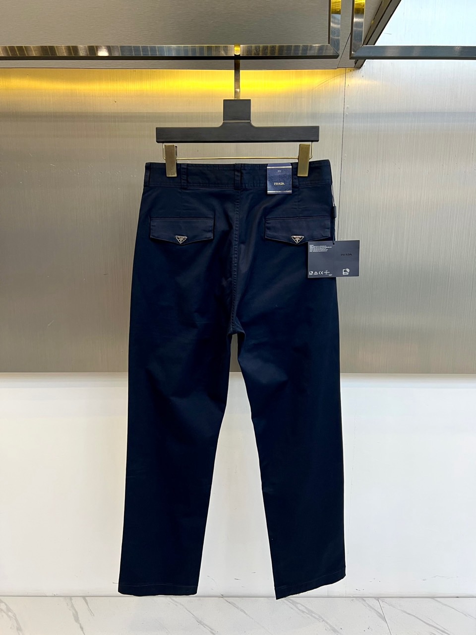 Prad普拉达、2025秋冬男士休闲裤，以经典廓形重塑当代绅士衣橱。款式采用利落直筒版型，巧妙修饰腿部线