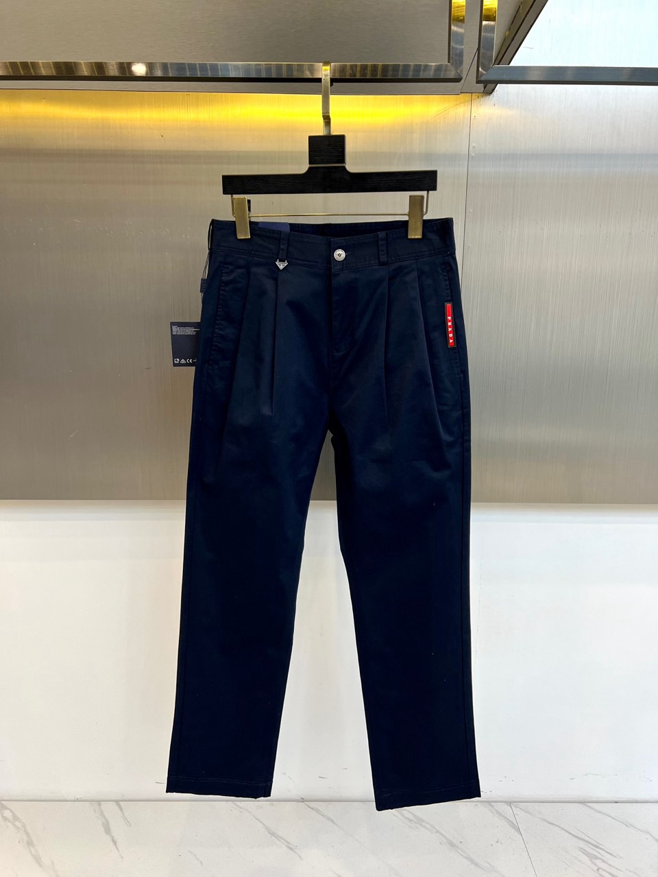 Prad普拉达、2025秋冬男士休闲裤，以经典廓形重塑当代绅士衣橱。款式采用利落直筒版型，巧妙修饰腿部线