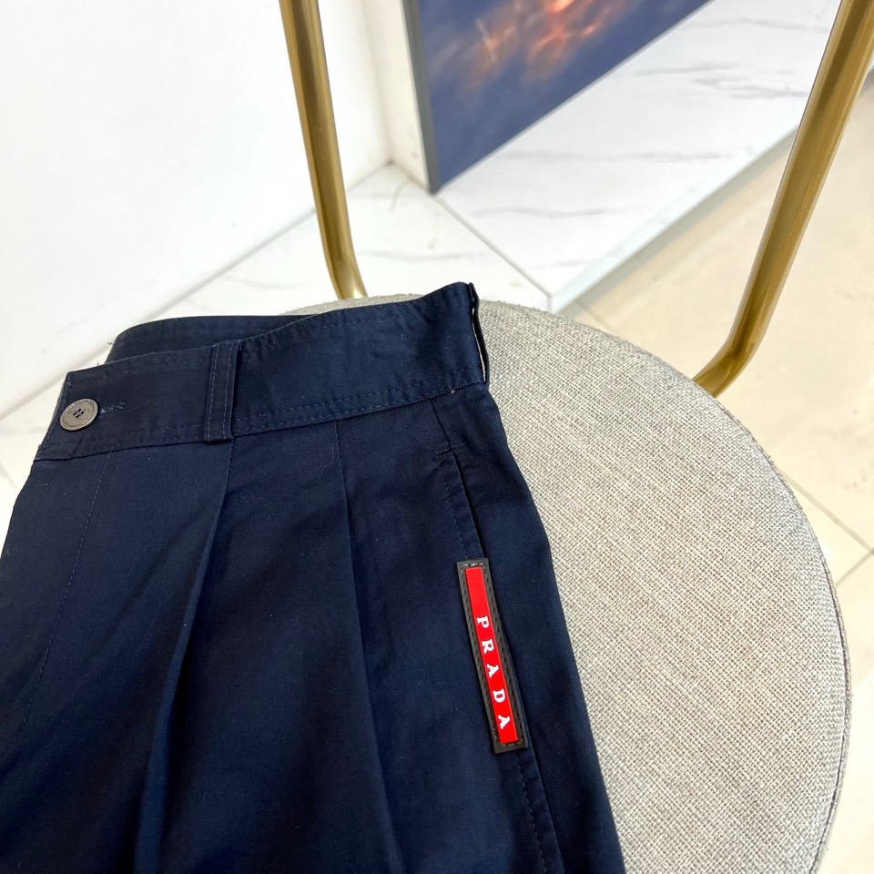 Prad普拉达、2025秋冬男士休闲裤，以经典廓形重塑当代绅士衣橱。款式采用利落直筒版型，巧妙修饰腿部线