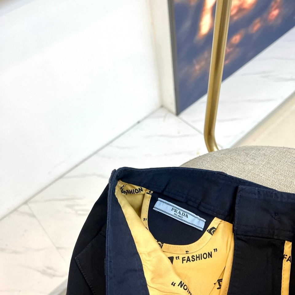 Prad普拉达、2025秋冬男士休闲裤，以经典廓形重塑当代绅士衣橱。款式采用利落直筒版型，巧妙修饰腿部线