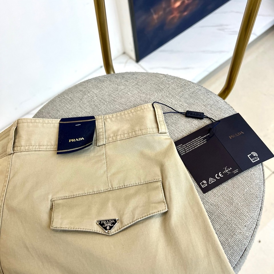 Prad普拉达、2025秋冬男士休闲裤，以经典廓形重塑当代绅士衣橱。款式采用利落直筒版型，巧妙修饰腿部线