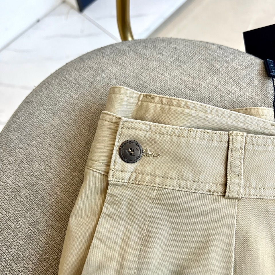 Prad普拉达、2025秋冬男士休闲裤，以经典廓形重塑当代绅士衣橱。款式采用利落直筒版型，巧妙修饰腿部线