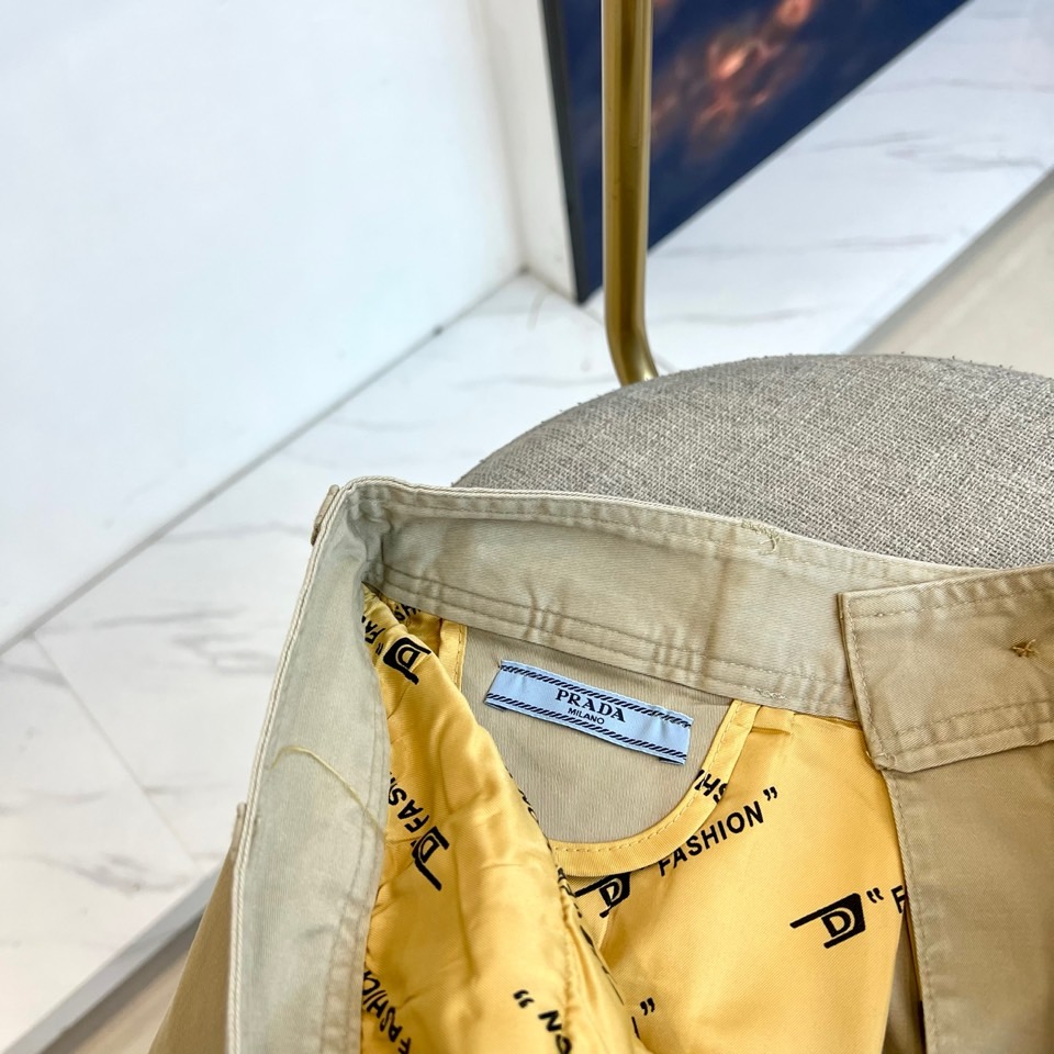 Prad普拉达、2025秋冬男士休闲裤，以经典廓形重塑当代绅士衣橱。款式采用利落直筒版型，巧妙修饰腿部线