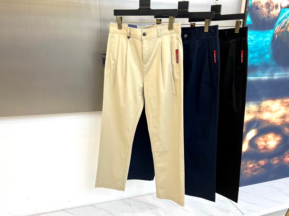 Prad普拉达、2025秋冬男士休闲裤，以经典廓形重塑当代绅士衣橱。款式采用利落直筒版型，巧妙修饰腿部线