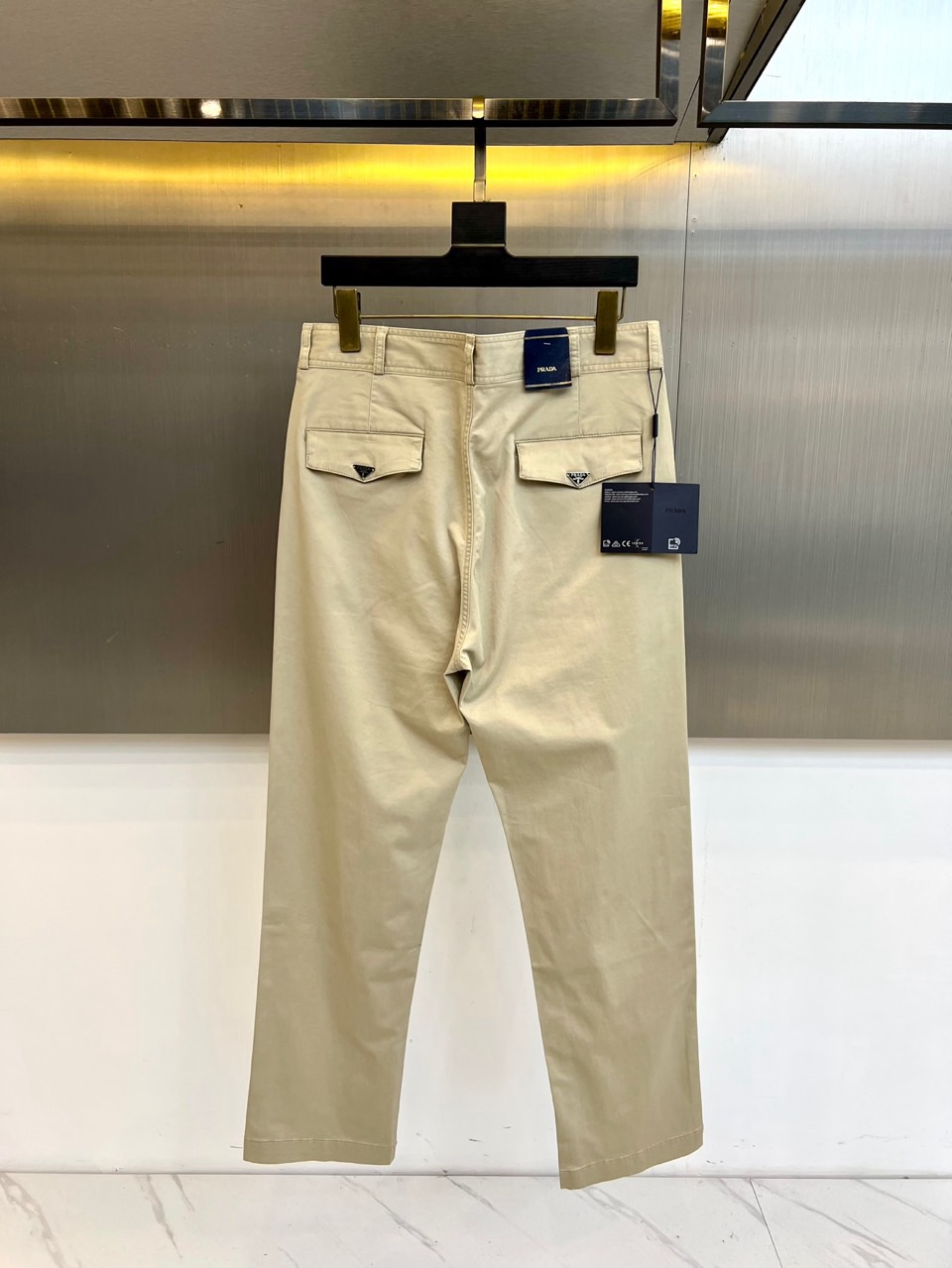 Prad普拉达、2025秋冬男士休闲裤，以经典廓形重塑当代绅士衣橱。款式采用利落直筒版型，巧妙修饰腿部线