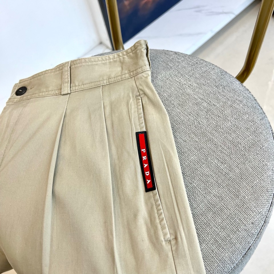 Prad普拉达、2025秋冬男士休闲裤，以经典廓形重塑当代绅士衣橱。款式采用利落直筒版型，巧妙修饰腿部线