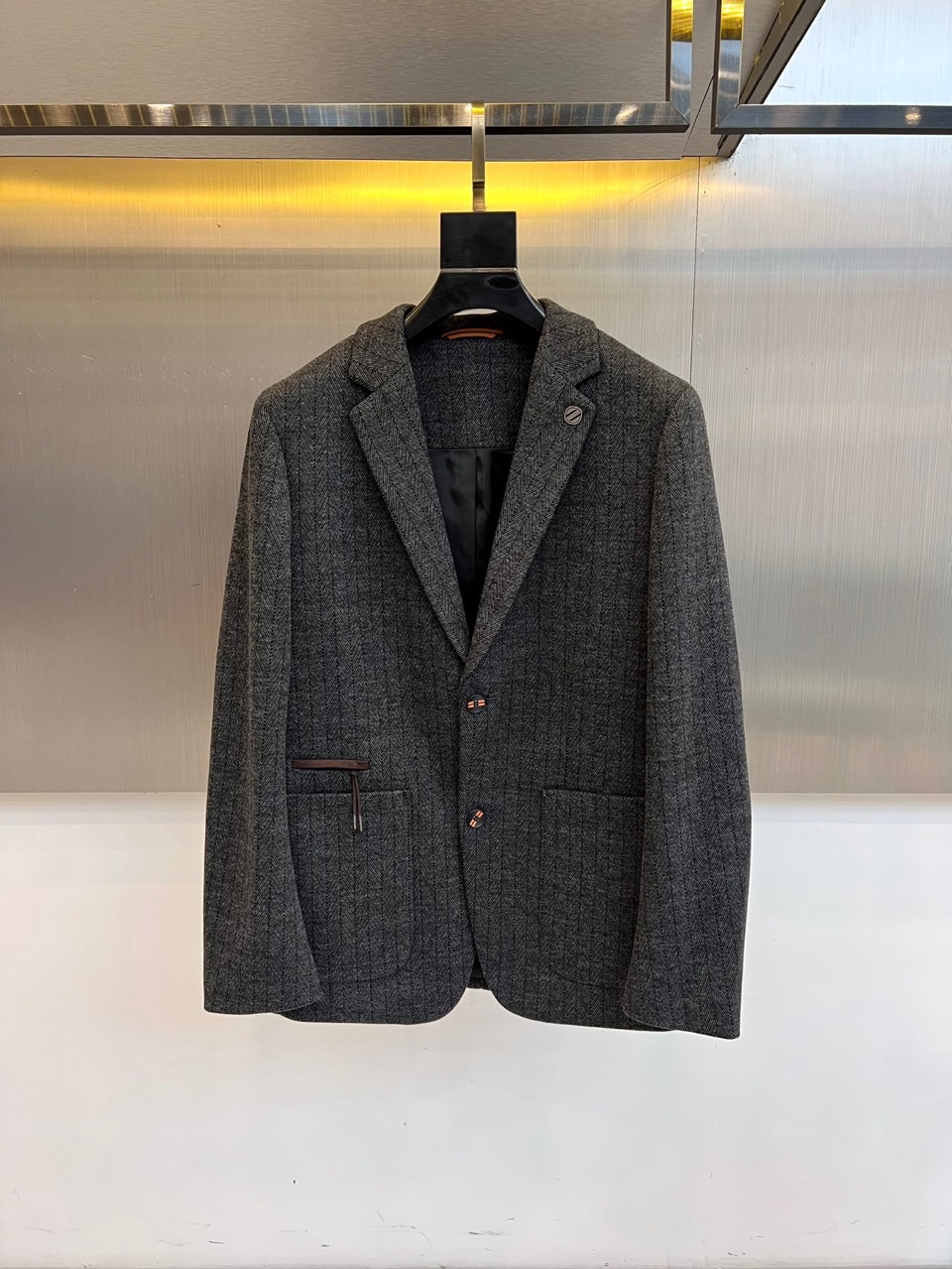 Zegna杰尼亚、2025秋冬新品匠心羊毛西服西装外套。单排两粒扣设计搭配利落平驳领，左胸装饰纽扣与侧身