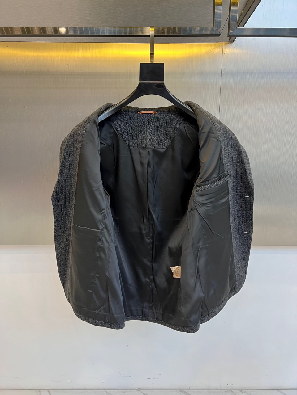 Zegna杰尼亚、2025秋冬新品匠心羊毛西服西装外套。单排两粒扣设计搭配利落平驳领，左胸装饰纽扣与侧身