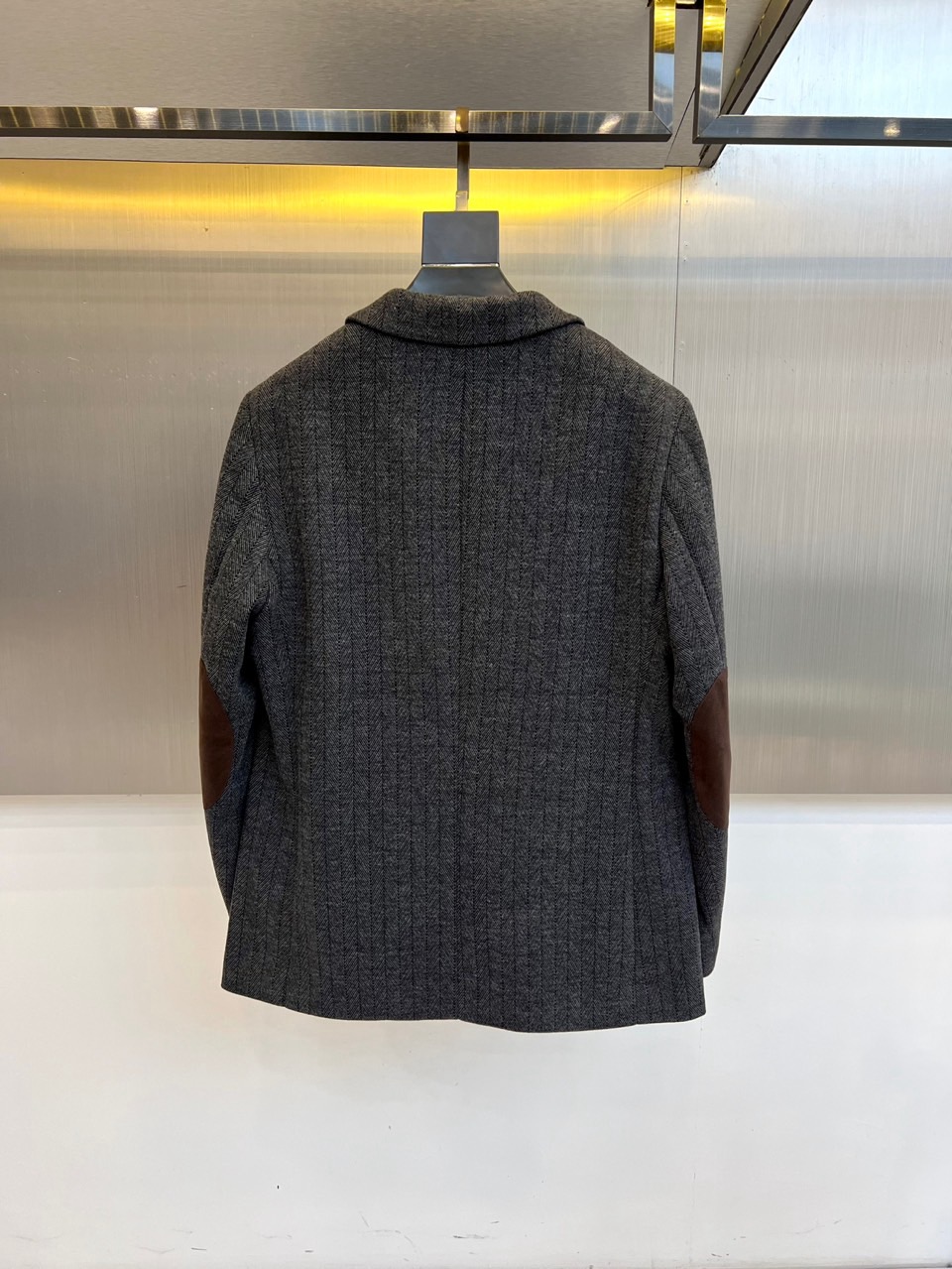 Zegna杰尼亚、2025秋冬新品匠心羊毛西服西装外套。单排两粒扣设计搭配利落平驳领，左胸装饰纽扣与侧身