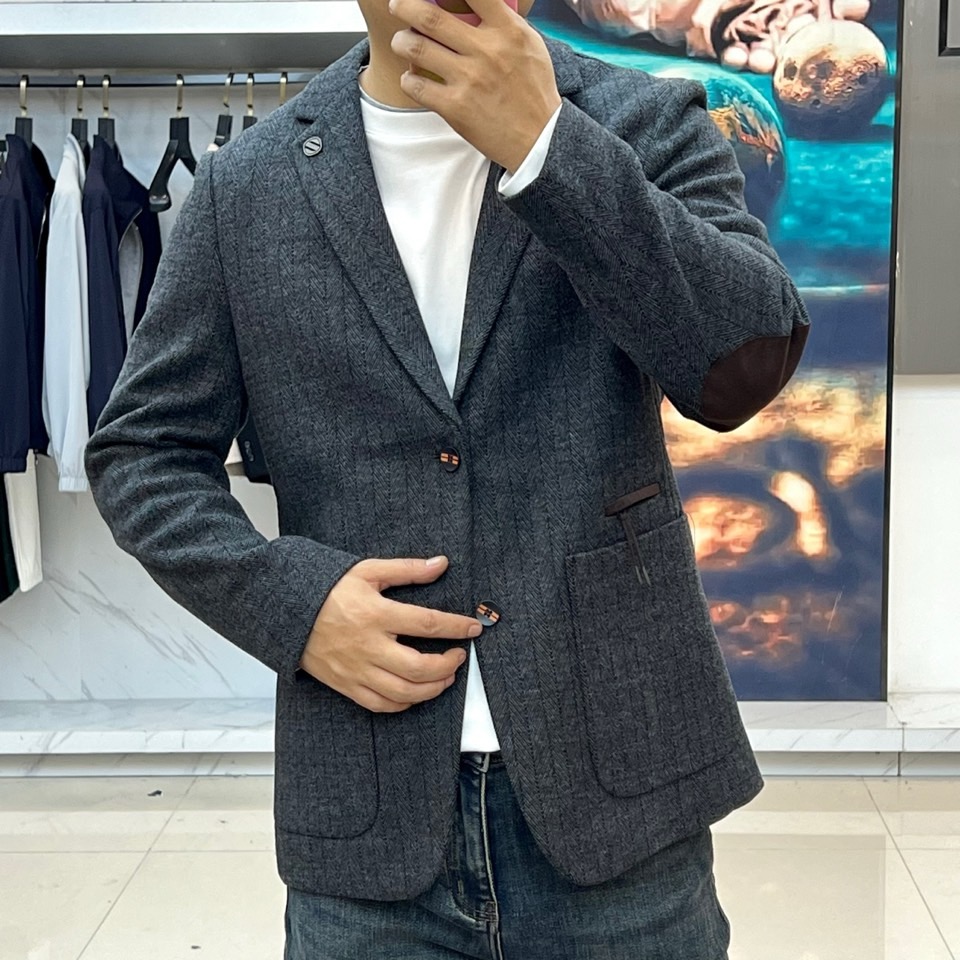 Zegna杰尼亚、2025秋冬新品匠心羊毛西服西装外套。单排两粒扣设计搭配利落平驳领，左胸装饰纽扣与侧身