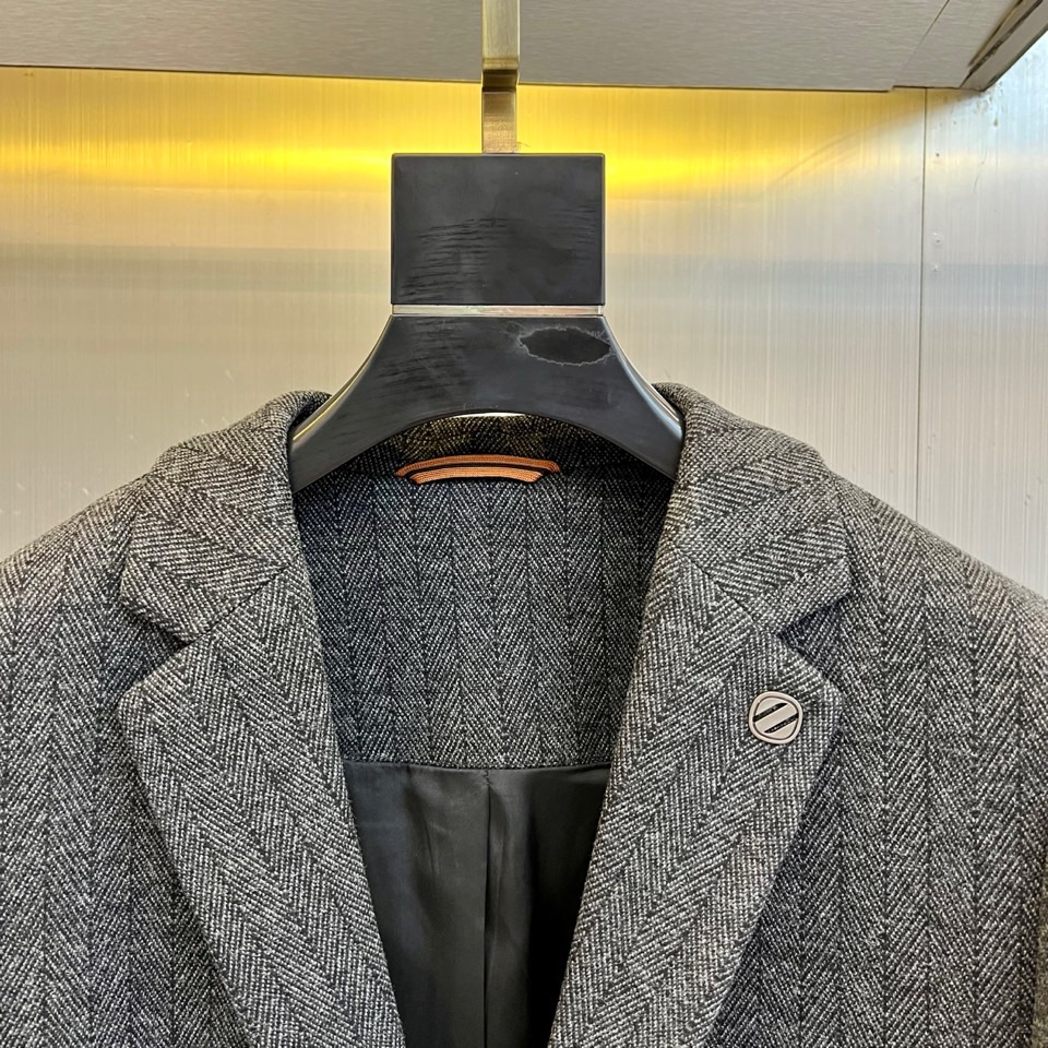 Zegna杰尼亚、2025秋冬新品匠心羊毛西服西装外套。单排两粒扣设计搭配利落平驳领，左胸装饰纽扣与侧身