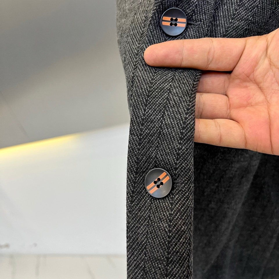 Zegna杰尼亚、2025秋冬新品匠心羊毛西服西装外套。单排两粒扣设计搭配利落平驳领，左胸装饰纽扣与侧身