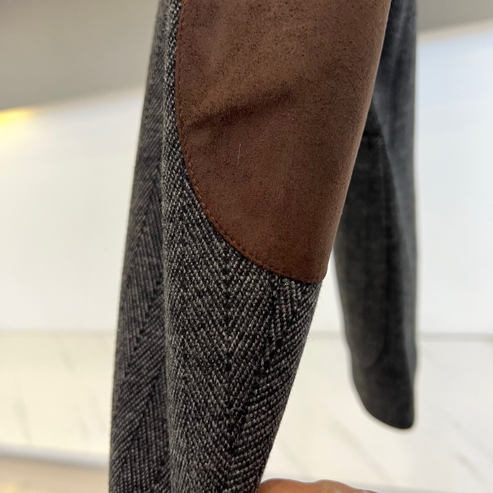 Zegna杰尼亚、2025秋冬新品匠心羊毛西服西装外套。单排两粒扣设计搭配利落平驳领，左胸装饰纽扣与侧身