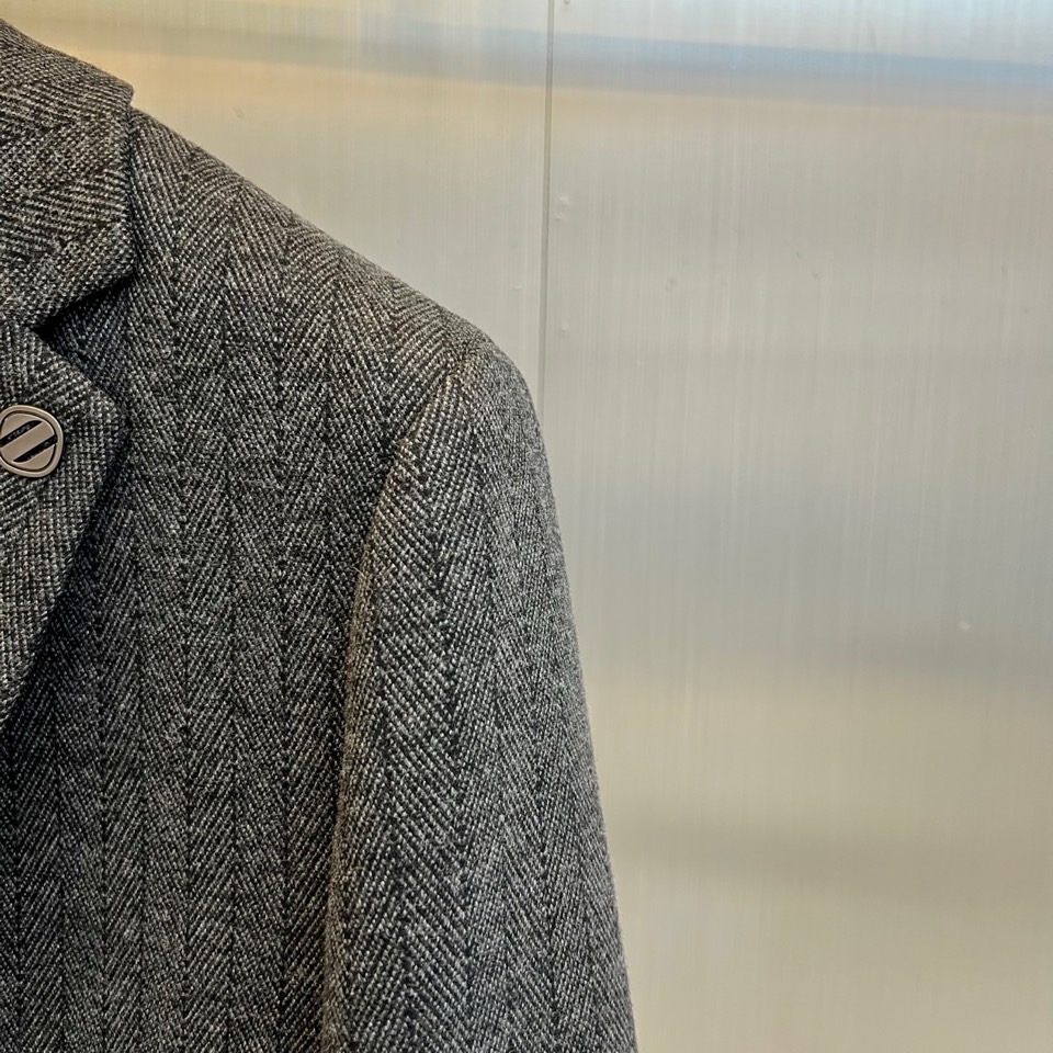 Zegna杰尼亚、2025秋冬新品匠心羊毛西服西装外套。单排两粒扣设计搭配利落平驳领，左胸装饰纽扣与侧身