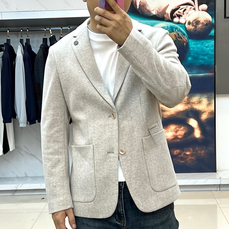 Zegna杰尼亚、2025秋冬新品匠心羊毛西服西装外套。单排两粒扣设计搭配利落平驳领，左胸装饰纽扣与侧身