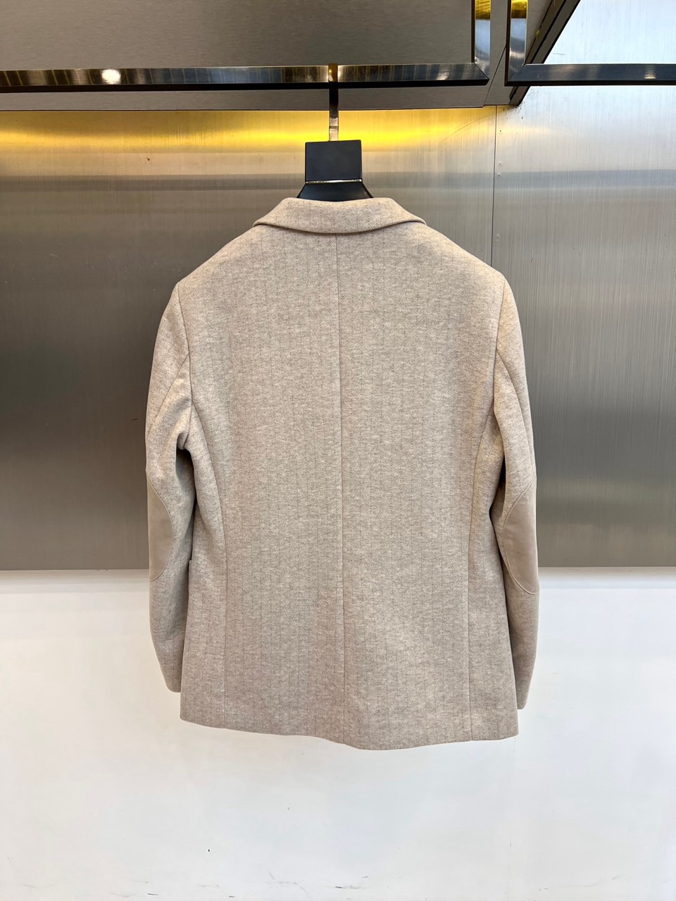 Zegna杰尼亚、2025秋冬新品匠心羊毛西服西装外套。单排两粒扣设计搭配利落平驳领，左胸装饰纽扣与侧身