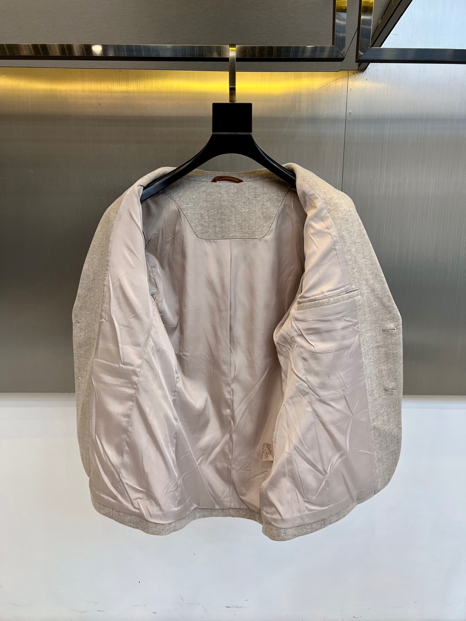 Zegna杰尼亚、2025秋冬新品匠心羊毛西服西装外套。单排两粒扣设计搭配利落平驳领，左胸装饰纽扣与侧身