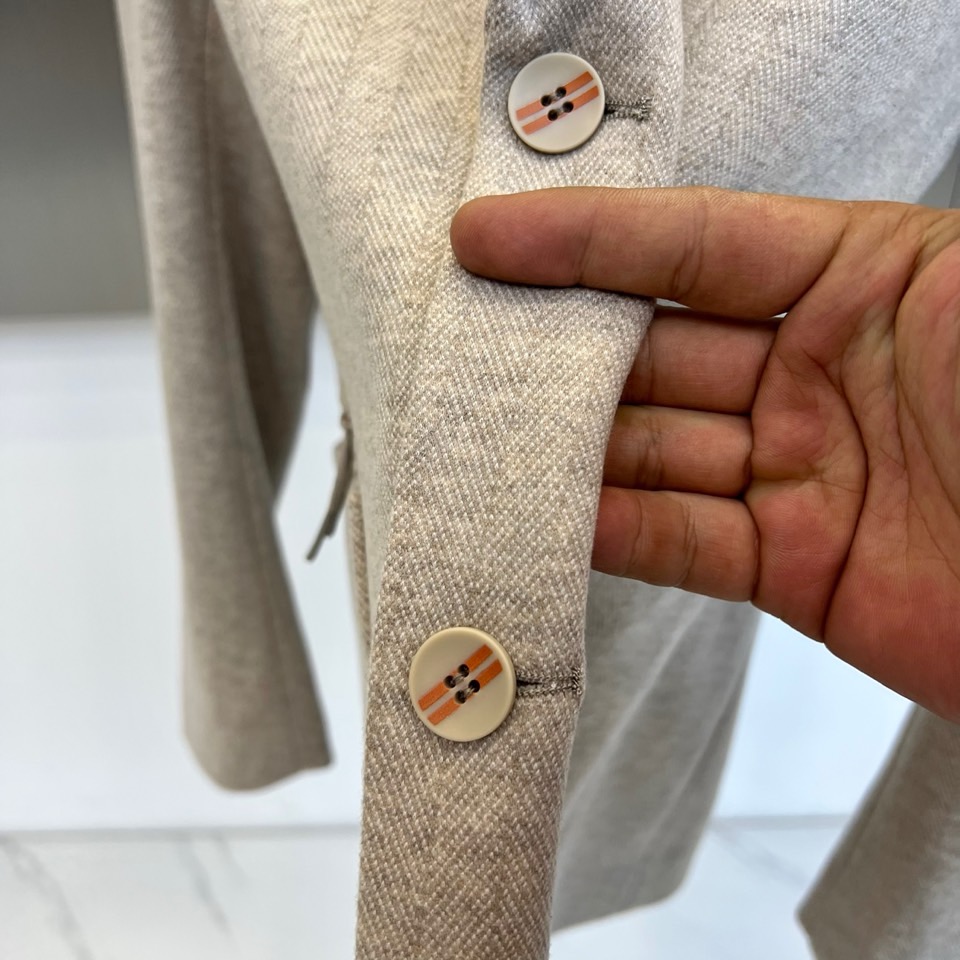 Zegna杰尼亚、2025秋冬新品匠心羊毛西服西装外套。单排两粒扣设计搭配利落平驳领，左胸装饰纽扣与侧身