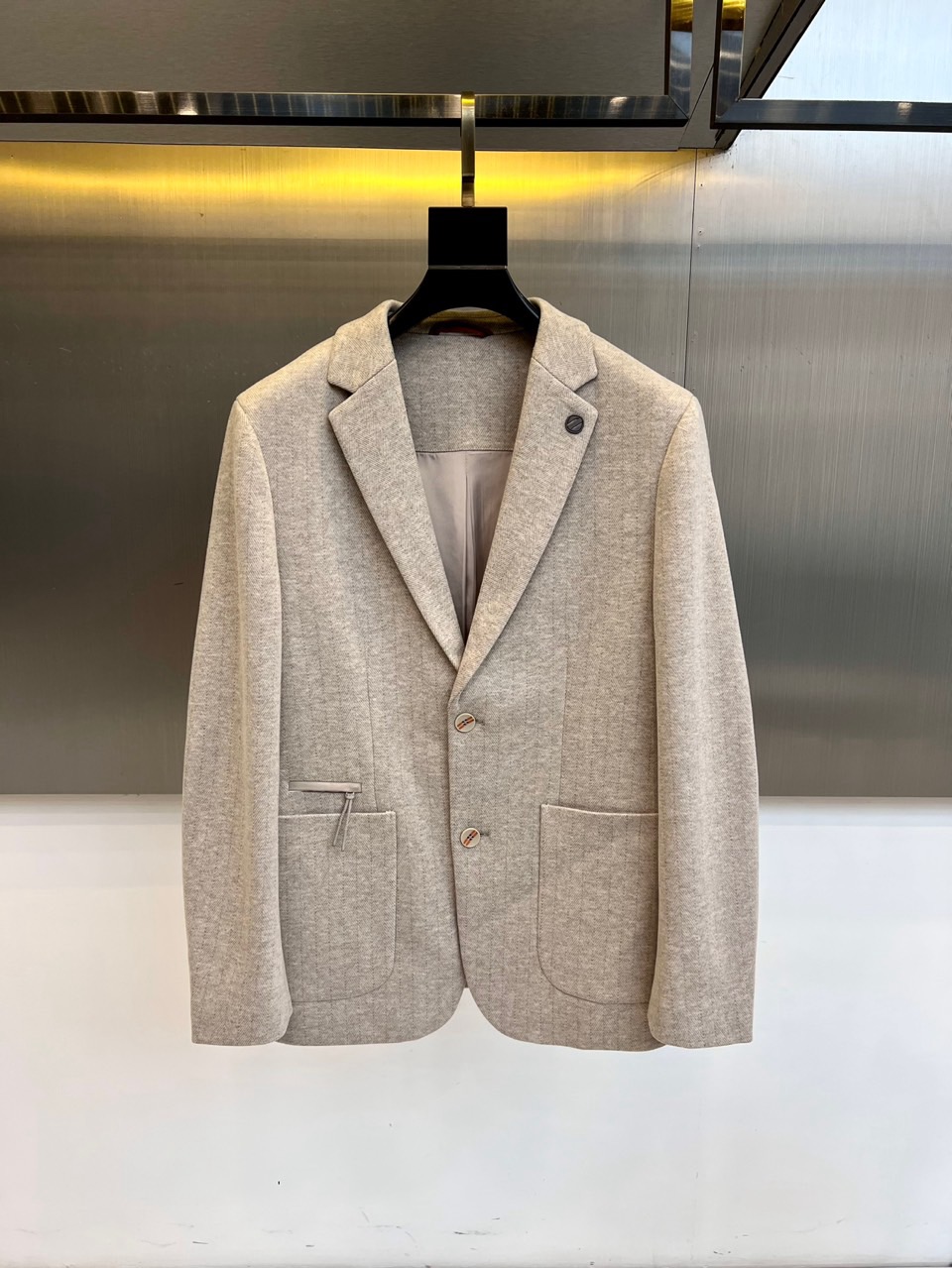 Zegna杰尼亚、2025秋冬新品匠心羊毛西服西装外套。单排两粒扣设计搭配利落平驳领，左胸装饰纽扣与侧身