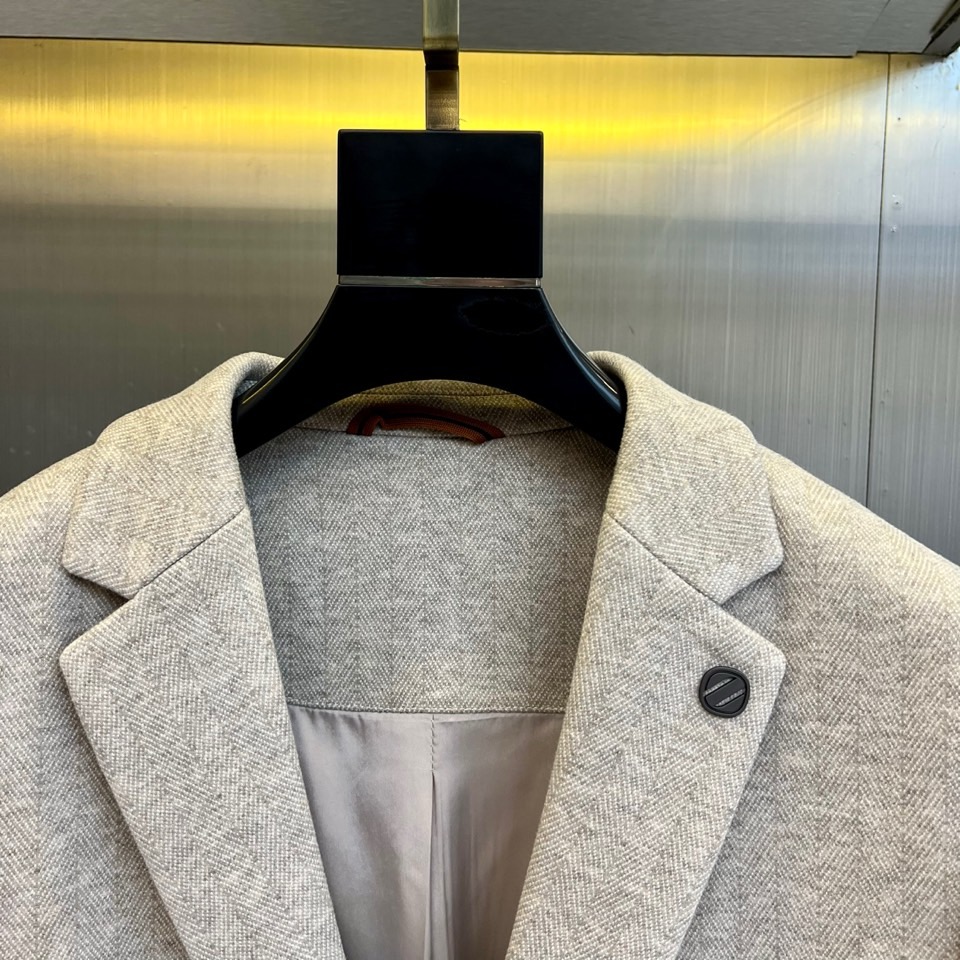 Zegna杰尼亚、2025秋冬新品匠心羊毛西服西装外套。单排两粒扣设计搭配利落平驳领，左胸装饰纽扣与侧身