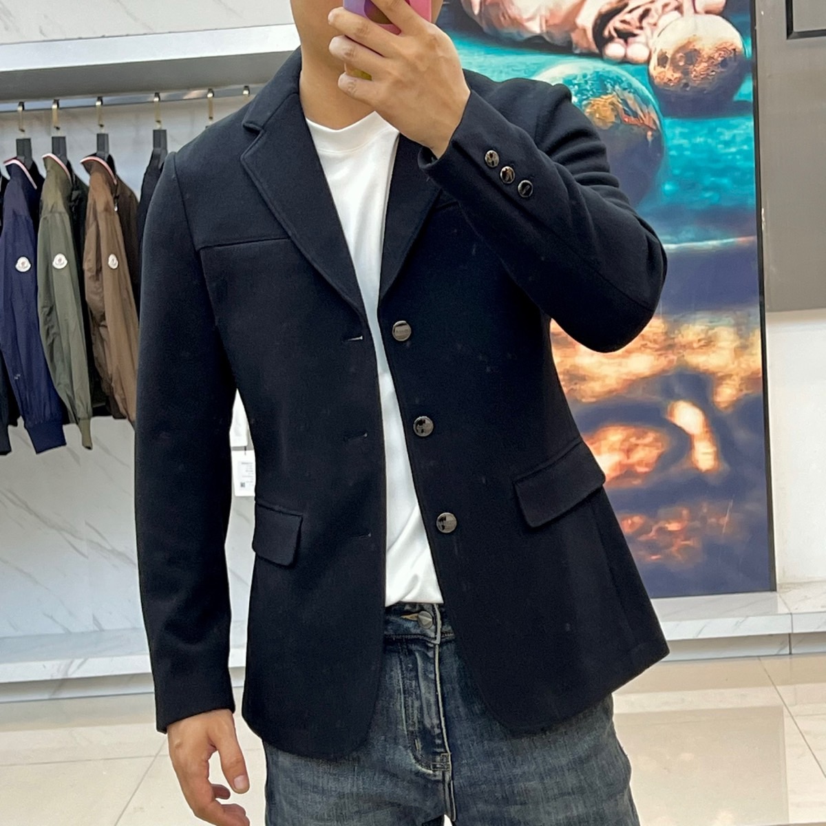 Prada普拉、2025秋冬新品 P家经典羊毛西服便西，这款藏青色便西采用经典平驳领设计，搭配三颗金属纽