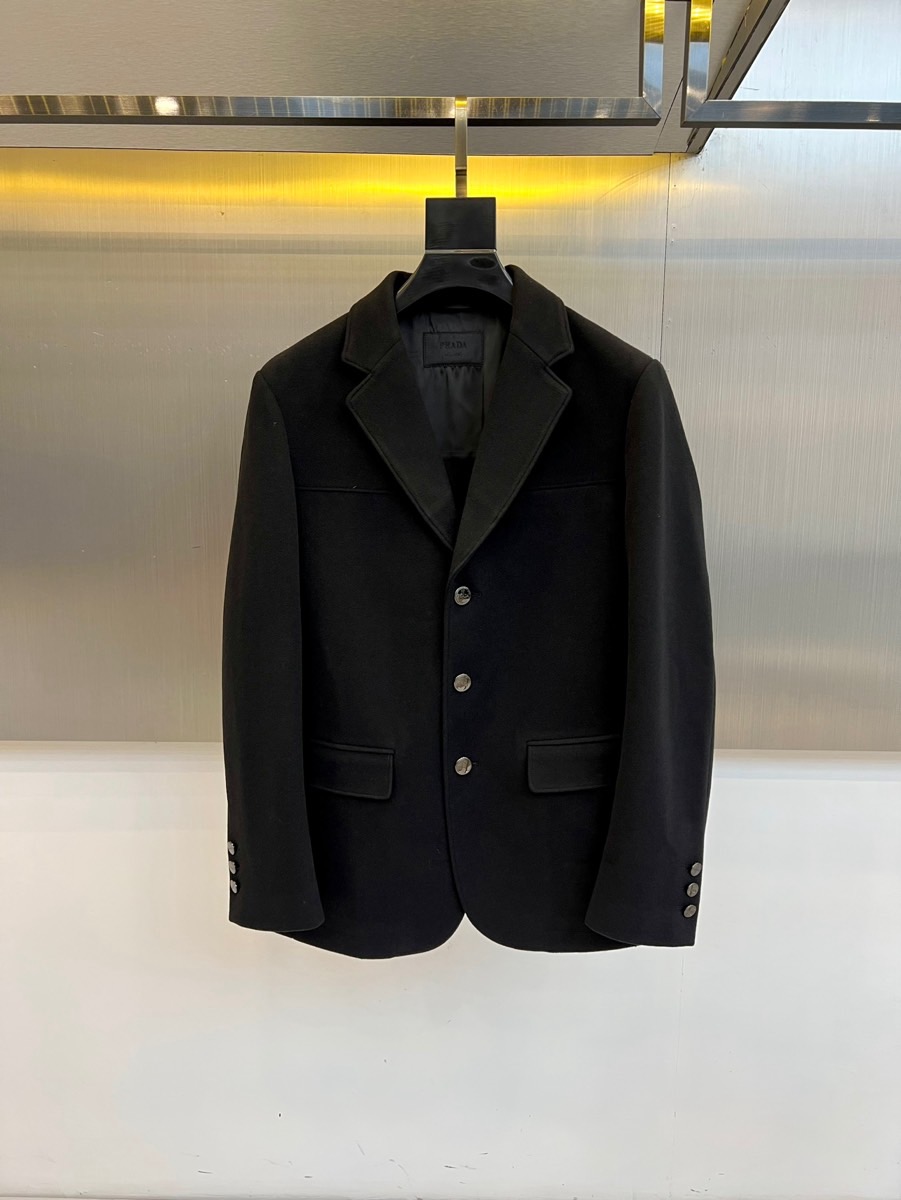 Prada普拉、2025秋冬新品 P家经典羊毛西服便西，这款藏青色便西采用经典平驳领设计，搭配三颗金属纽