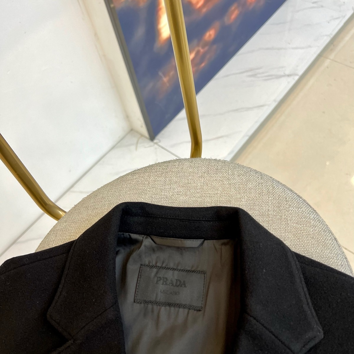 Prada普拉、2025秋冬新品 P家经典羊毛西服便西，这款藏青色便西采用经典平驳领设计，搭配三颗金属纽