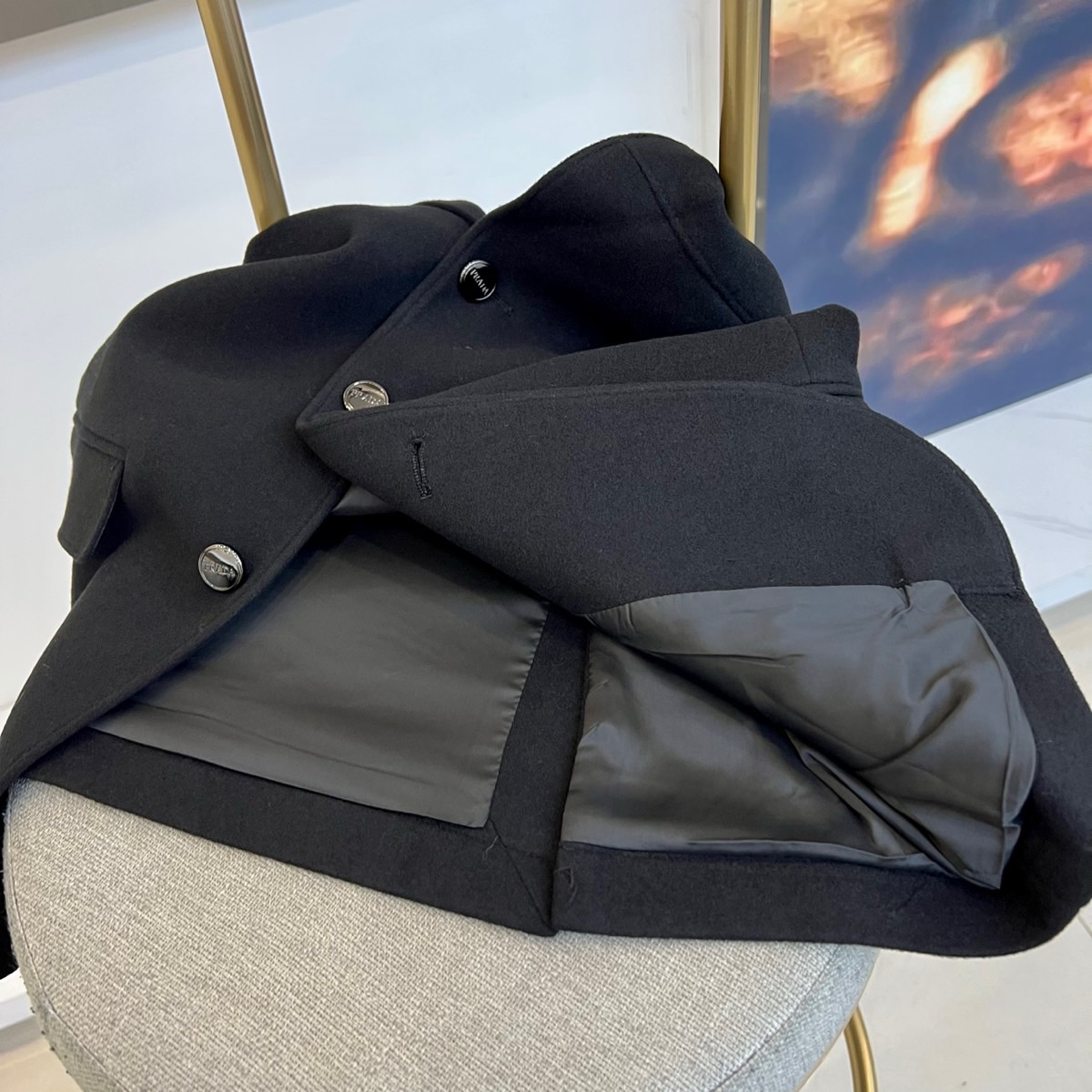 Prada普拉、2025秋冬新品 P家经典羊毛西服便西，这款藏青色便西采用经典平驳领设计，搭配三颗金属纽