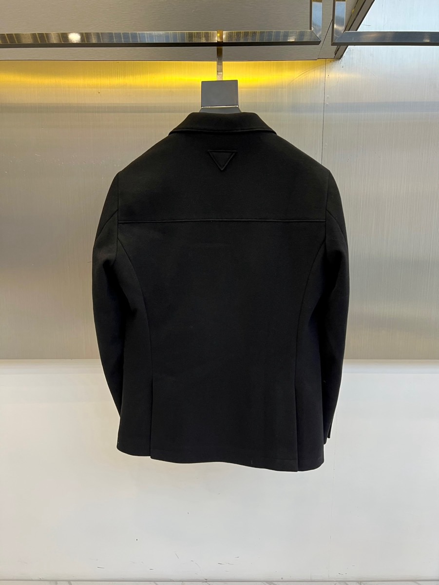 Prada普拉、2025秋冬新品 P家经典羊毛西服便西，这款藏青色便西采用经典平驳领设计，搭配三颗金属纽