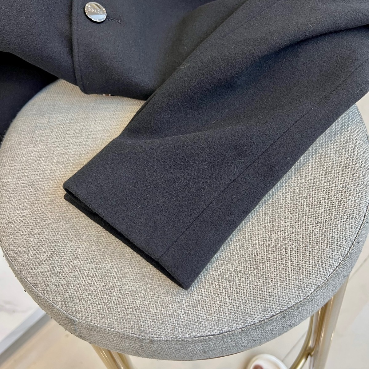 Prada普拉、2025秋冬新品 P家经典羊毛西服便西，这款藏青色便西采用经典平驳领设计，搭配三颗金属纽