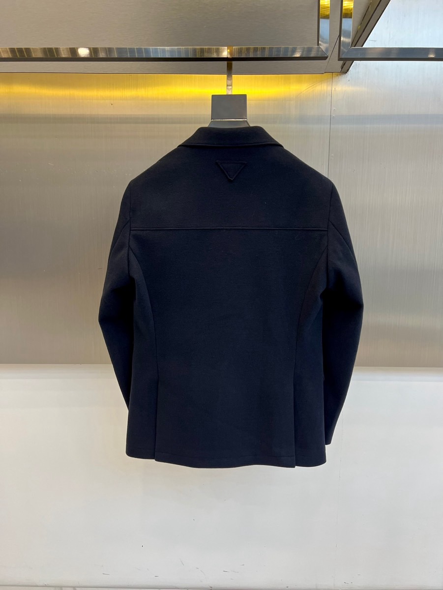 Prada普拉、2025秋冬新品 P家经典羊毛西服便西，这款藏青色便西采用经典平驳领设计，搭配三颗金属纽