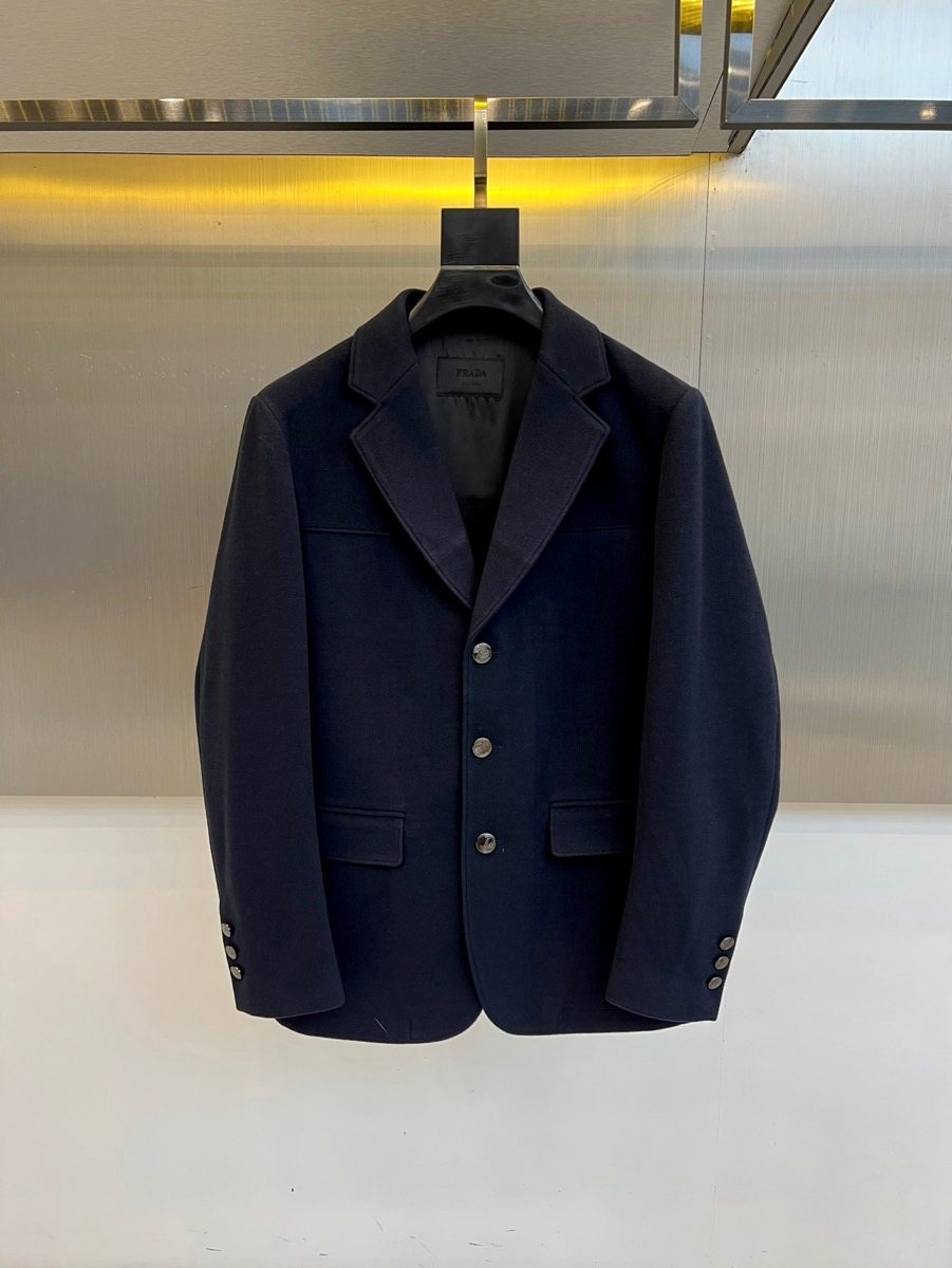Prada普拉、2025秋冬新品 P家经典羊毛西服便西，这款藏青色便西采用经典平驳领设计，搭配三颗金属纽