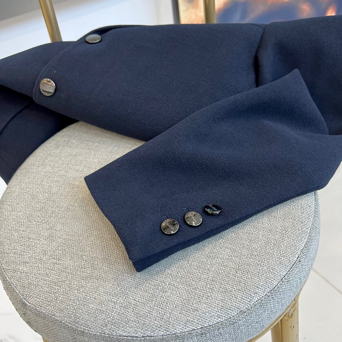 Prada普拉、2025秋冬新品 P家经典羊毛西服便西，这款藏青色便西采用经典平驳领设计，搭配三颗金属纽
