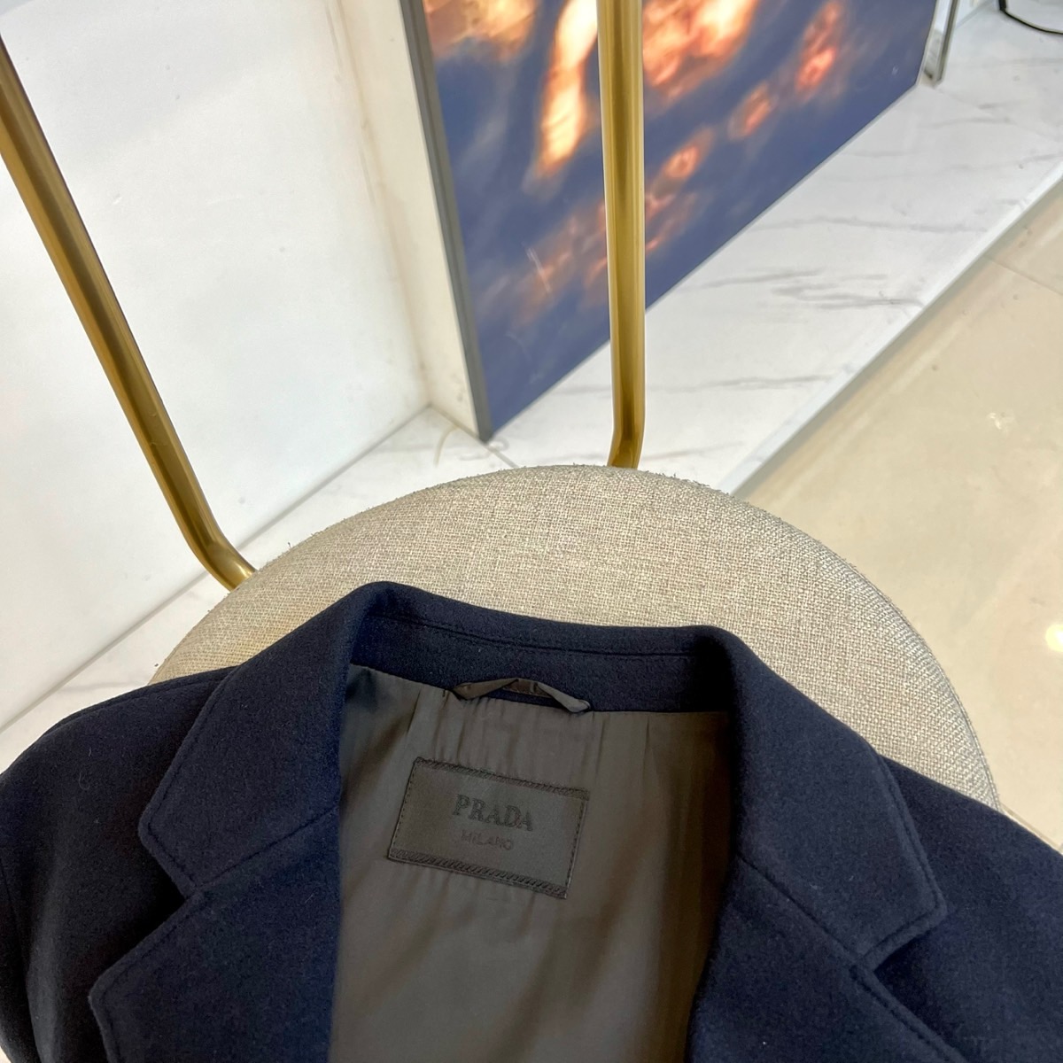 Prada普拉、2025秋冬新品 P家经典羊毛西服便西，这款藏青色便西采用经典平驳领设计，搭配三颗金属纽