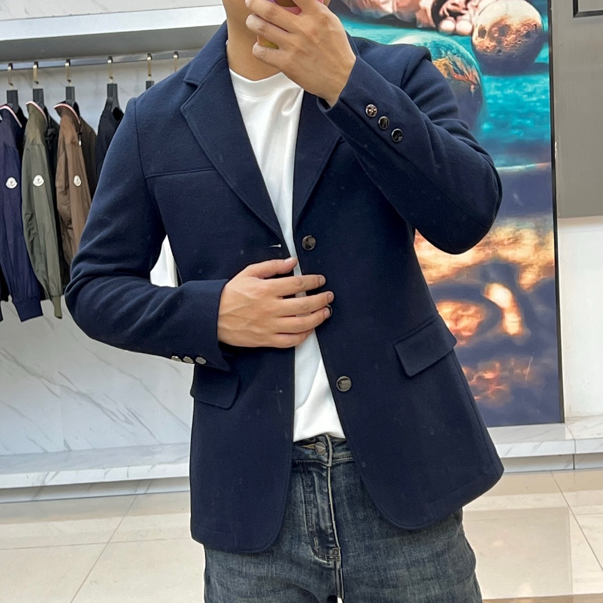 Prada普拉、2025秋冬新品 P家经典羊毛西服便西，这款藏青色便西采用经典平驳领设计，搭配三颗金属纽