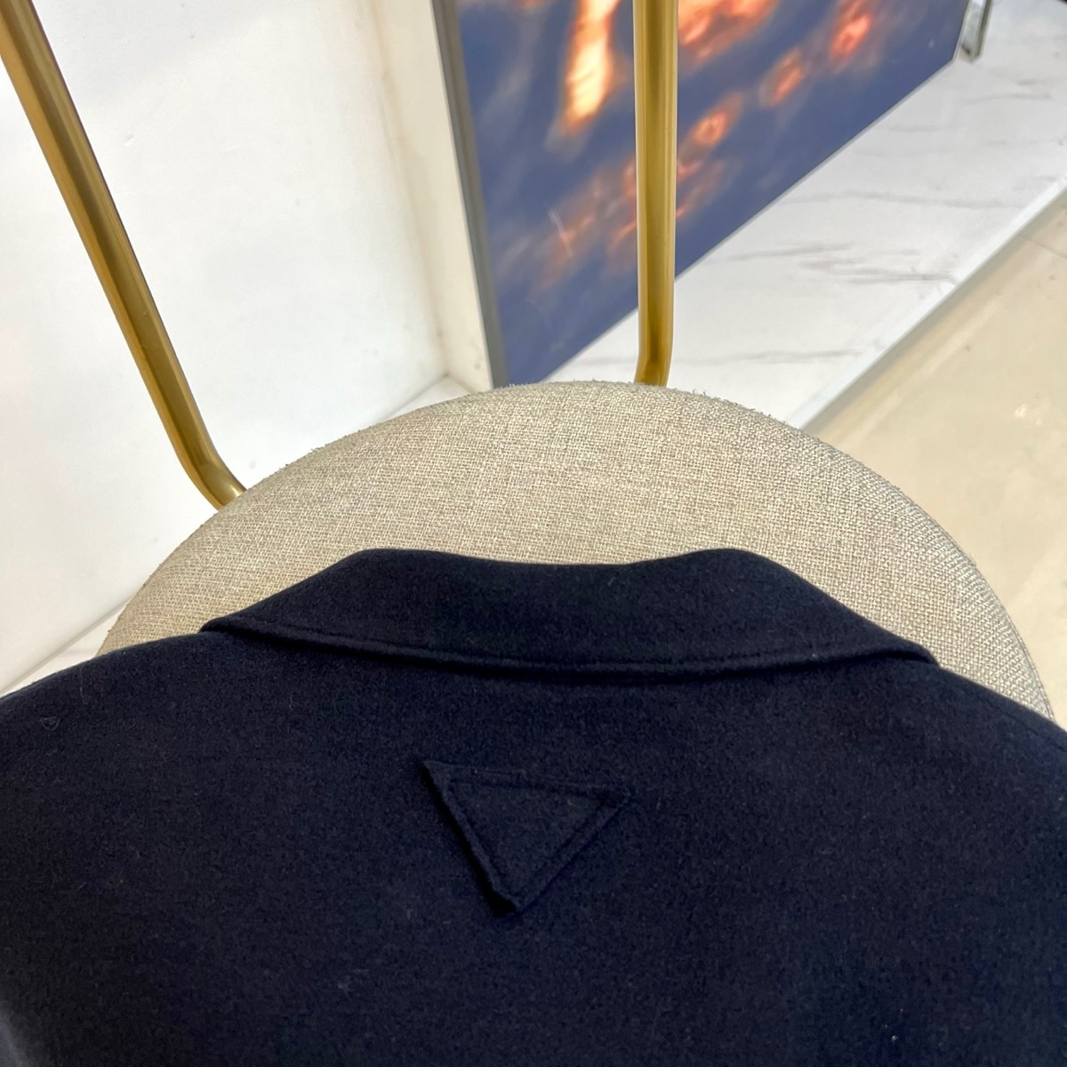 Prada普拉、2025秋冬新品 P家经典羊毛西服便西，这款藏青色便西采用经典平驳领设计，搭配三颗金属纽