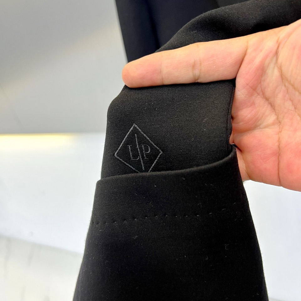 lP🆕-25FW秋冬新品羊毛西服。22.5%羊毛15%尼龙，38%丙烯酸纤维 24.5%聚酯纤维，触感细