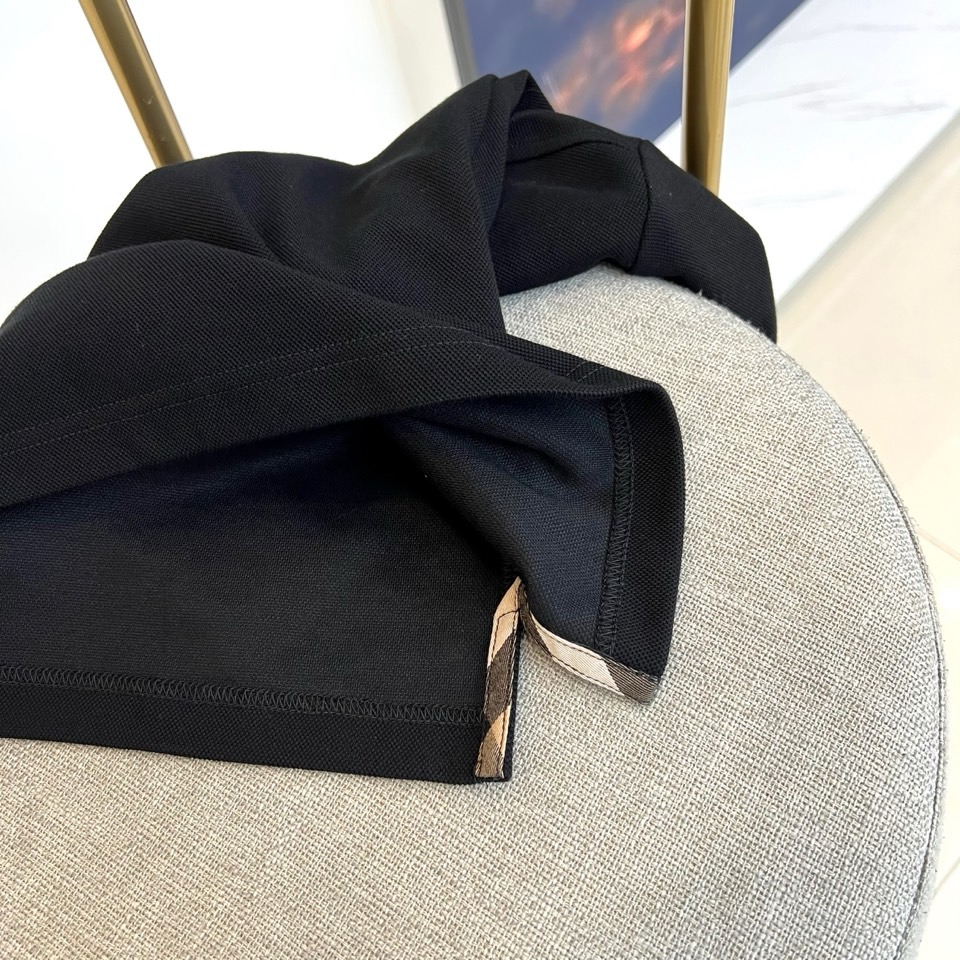 Bur巴宝莉、2025秋冬男士POLO衫以经典黑色演绎永恒英伦风度。标志性半开襟设计搭配三粒白色树脂纽扣