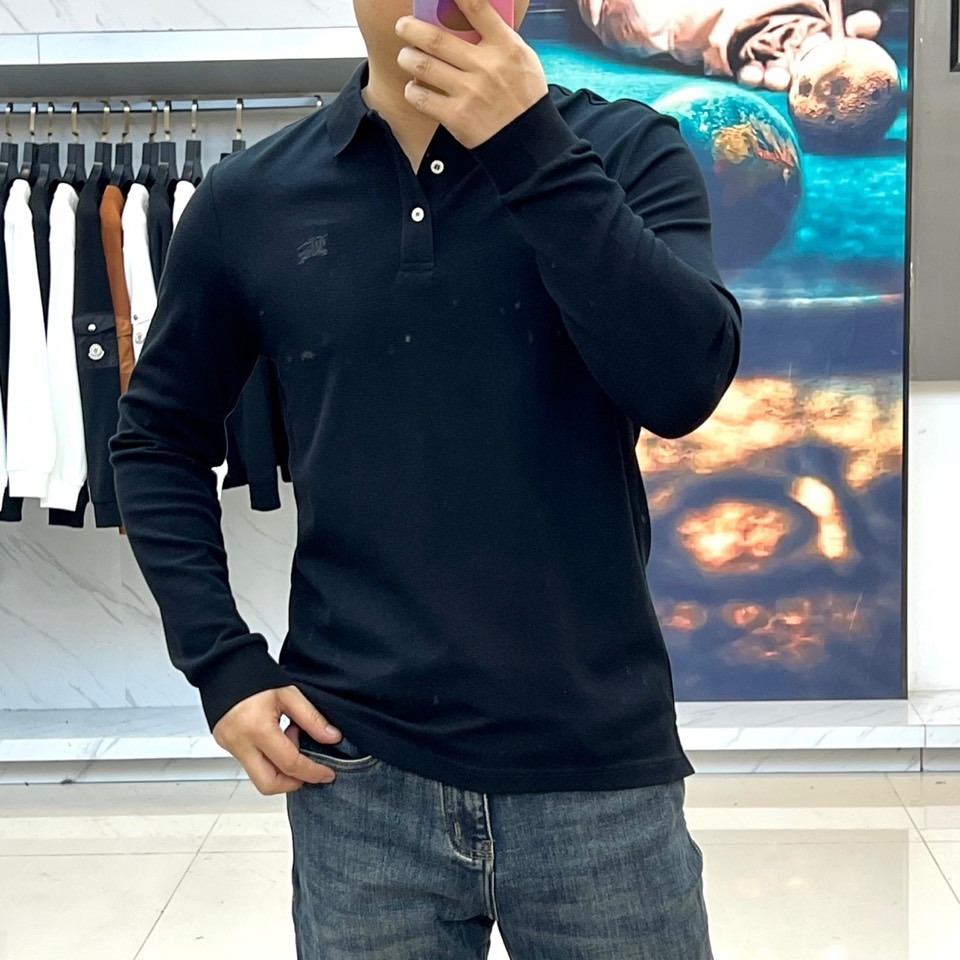 Bur巴宝莉、2025秋冬男士POLO衫以经典黑色演绎永恒英伦风度。标志性半开襟设计搭配三粒白色树脂纽扣