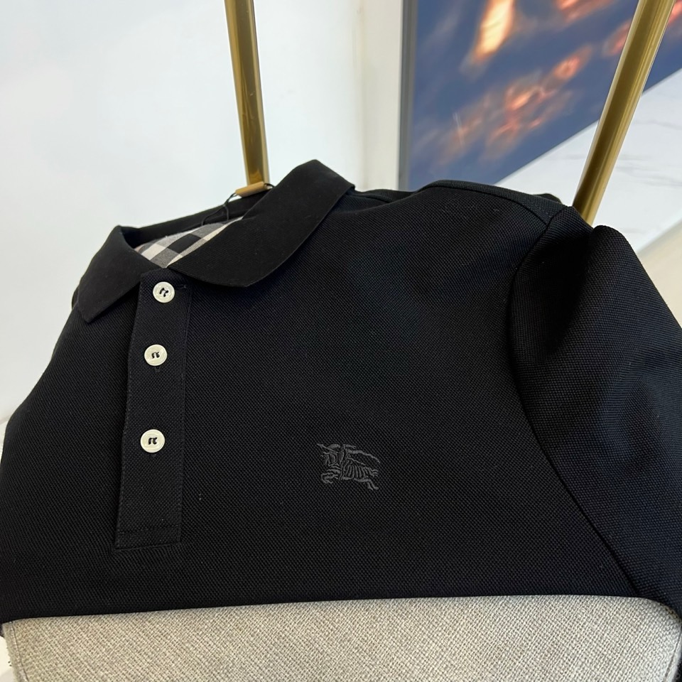 Bur巴宝莉、2025秋冬男士POLO衫以经典黑色演绎永恒英伦风度。标志性半开襟设计搭配三粒白色树脂纽扣