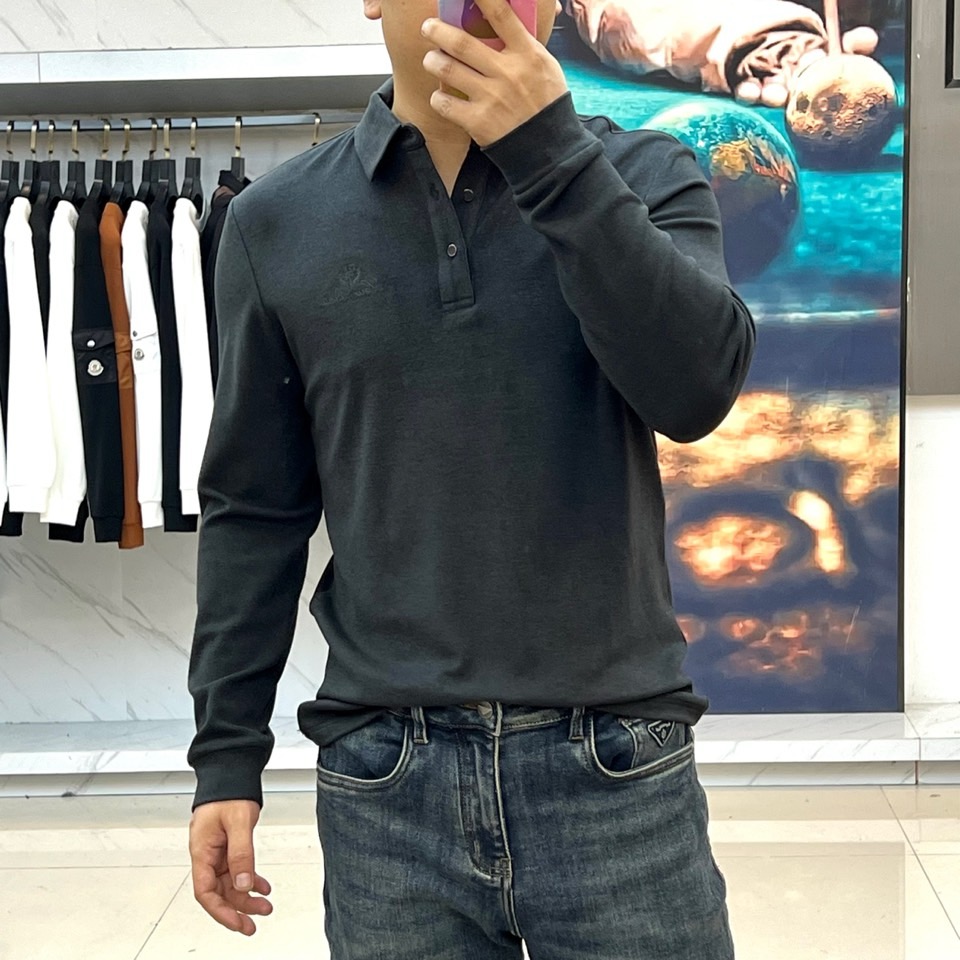 Loro Piana 2025秋冬男士长袖Polo衫，以深邃黑色诠释永恒优雅。经典翻领设计搭配三粒天然母