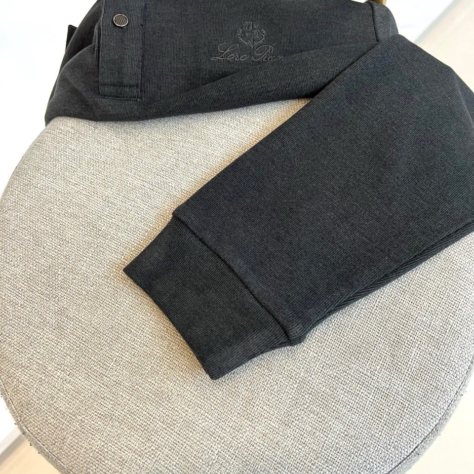 Loro Piana 2025秋冬男士长袖Polo衫，以深邃黑色诠释永恒优雅。经典翻领设计搭配三粒天然母