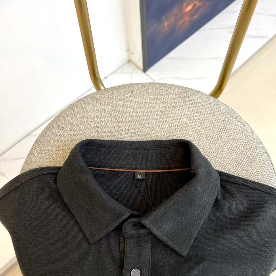 Loro Piana 2025秋冬男士长袖Polo衫，以深邃黑色诠释永恒优雅。经典翻领设计搭配三粒天然母