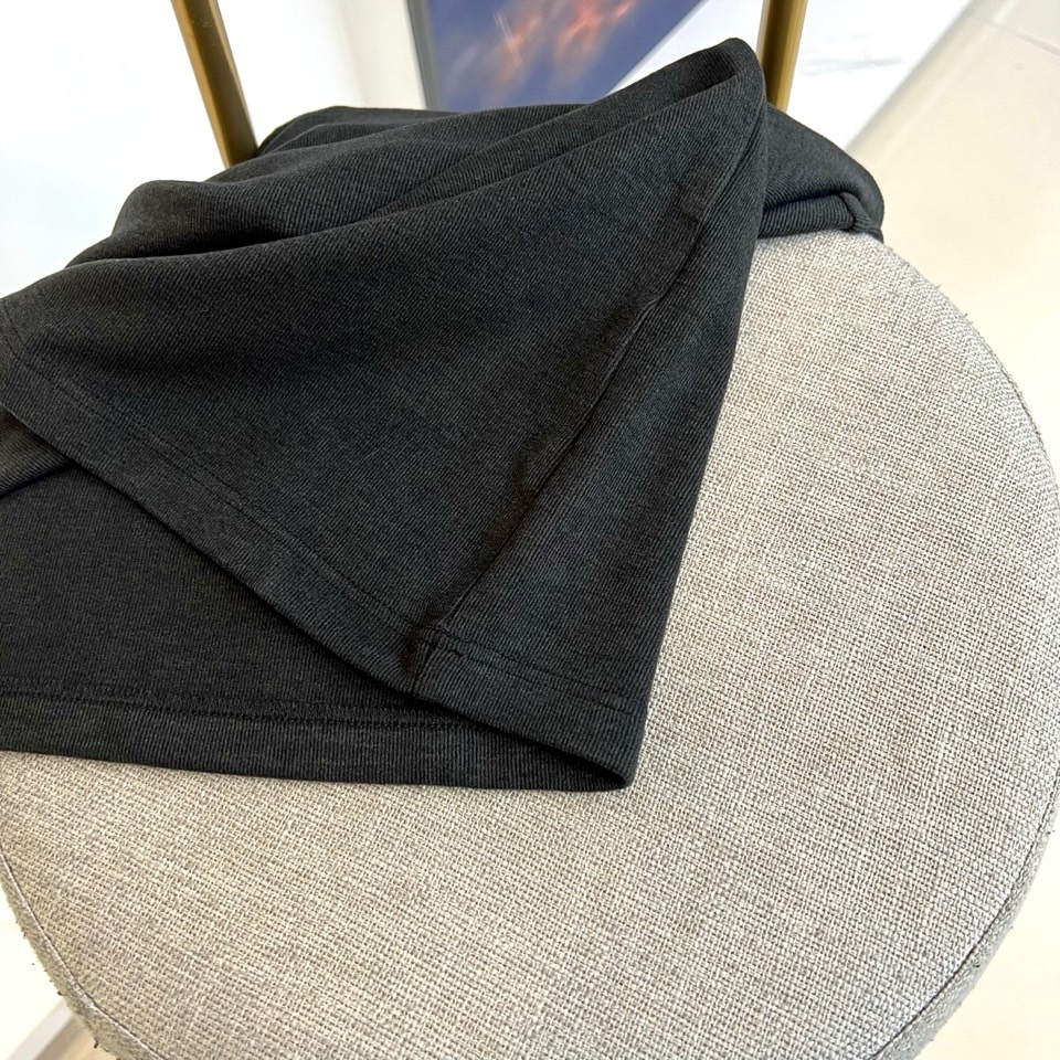 Loro Piana 2025秋冬男士长袖Polo衫，以深邃黑色诠释永恒优雅。经典翻领设计搭配三粒天然母