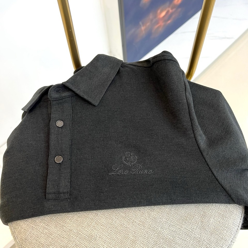 Loro Piana 2025秋冬男士长袖Polo衫，以深邃黑色诠释永恒优雅。经典翻领设计搭配三粒天然母