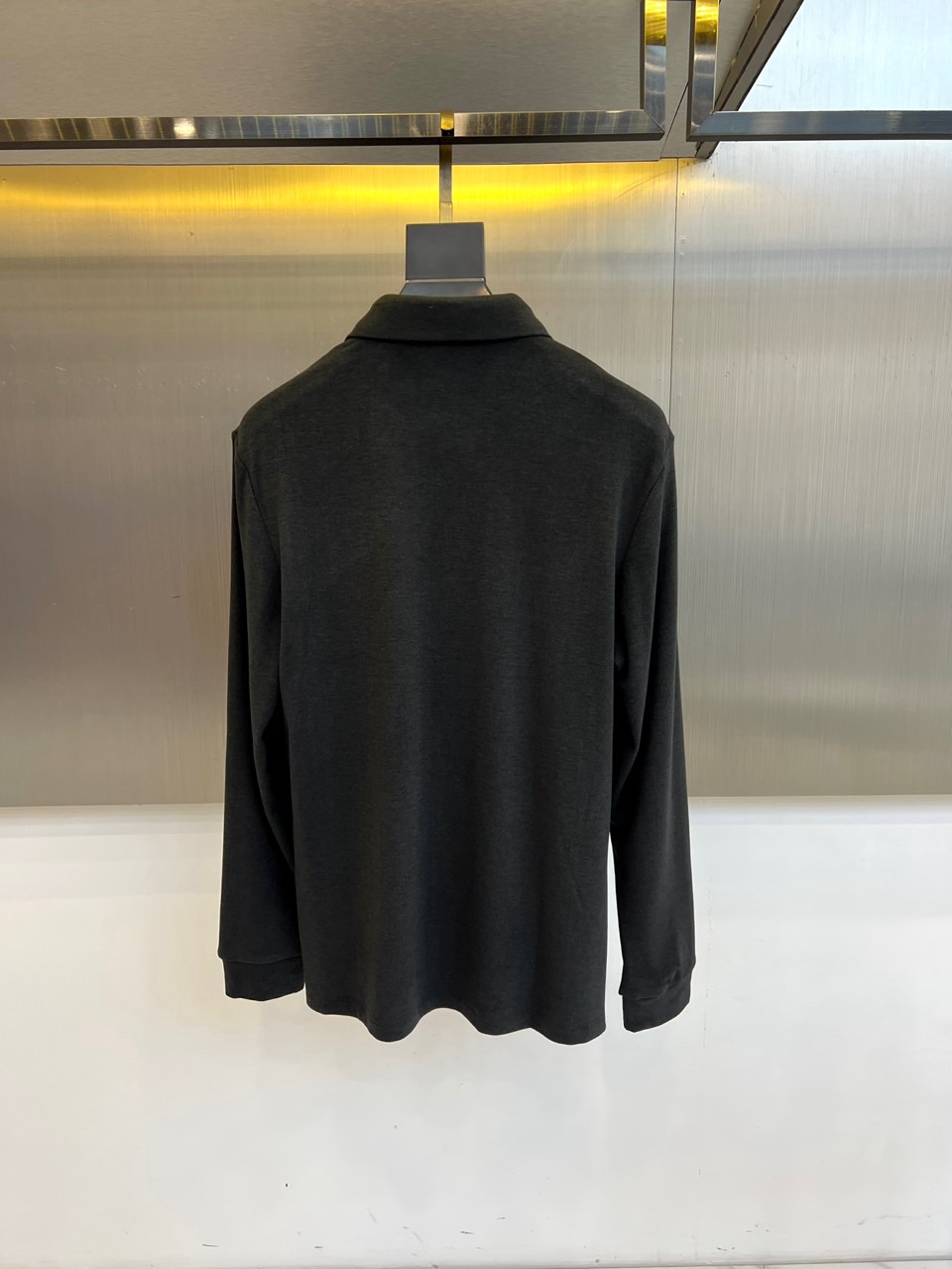 Loro Piana 2025秋冬男士长袖Polo衫，以深邃黑色诠释永恒优雅。经典翻领设计搭配三粒天然母