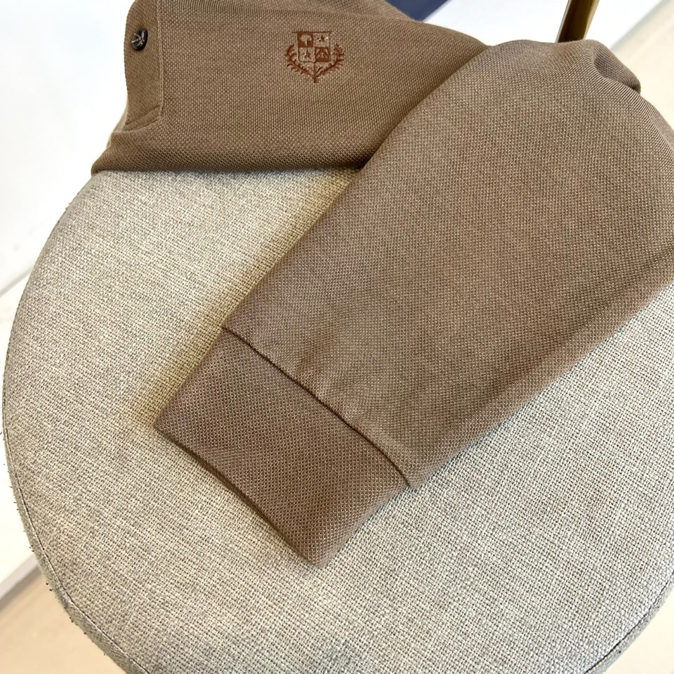 Loro Piana 2025秋冬男士长袖Polo衫，简约翻领设计搭配三粒天然材质纽扣，左胸处精致品牌刺