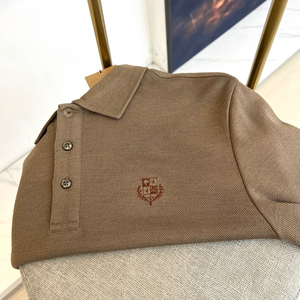 Loro Piana 2025秋冬男士长袖Polo衫，简约翻领设计搭配三粒天然材质纽扣，左胸处精致品牌刺