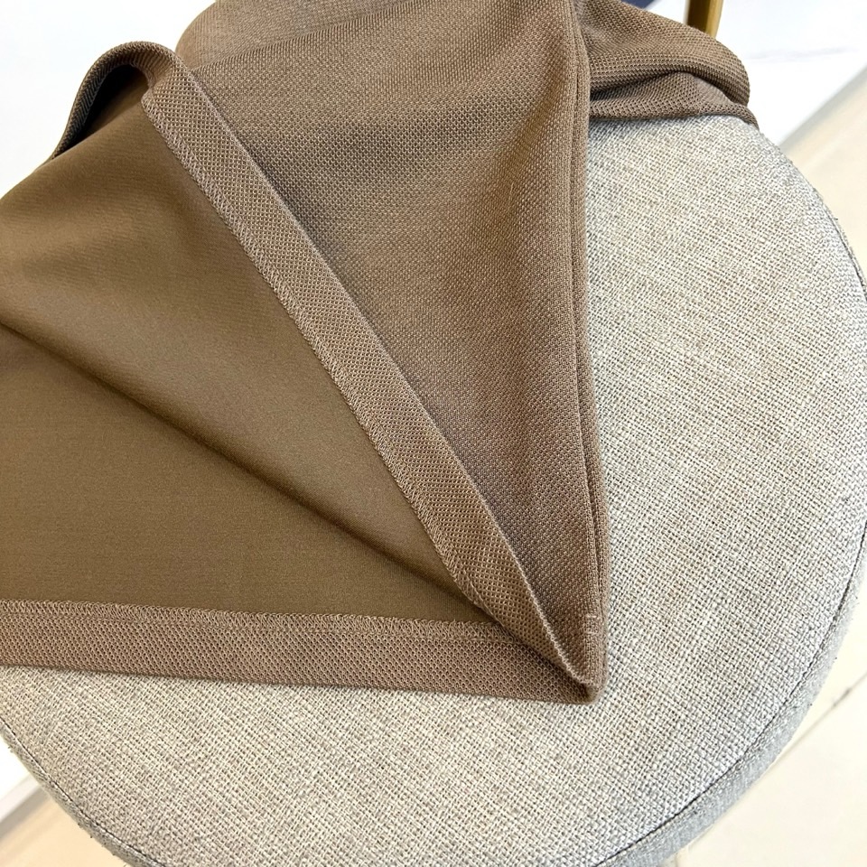 Loro Piana 2025秋冬男士长袖Polo衫，简约翻领设计搭配三粒天然材质纽扣，左胸处精致品牌刺