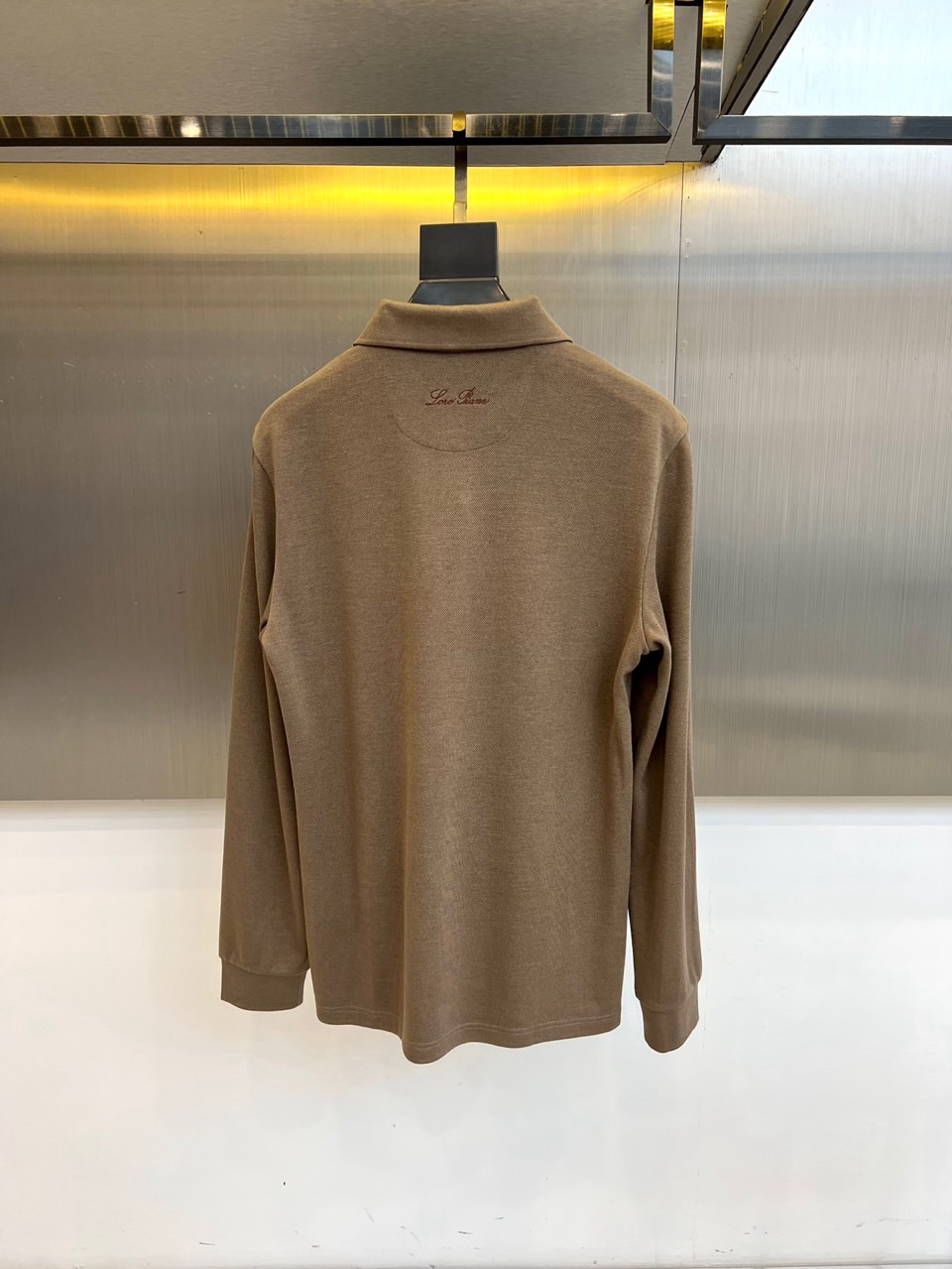 Loro Piana 2025秋冬男士长袖Polo衫，简约翻领设计搭配三粒天然材质纽扣，左胸处精致品牌刺